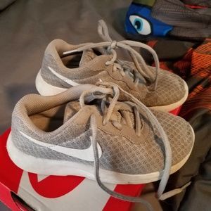 Boys Nike grey tennis shoes